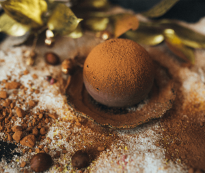 Trufa de ciocolata cu interior de cocos si sos de cirese negre sus ansamblu