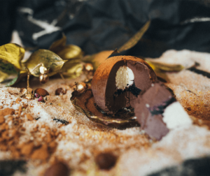 Trufa de ciocolata cu interior de cocos si sos de cirese negre sus interior